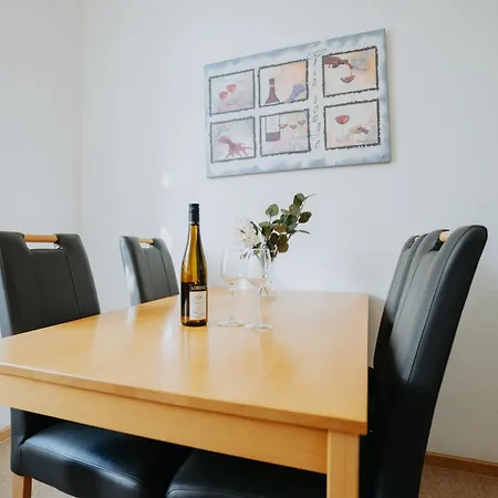 Grosse Altbauwohnung In Fuer 7 Gaeste Lägenhet